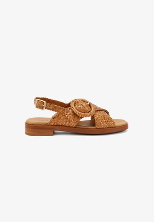 Sandalo in pelle intrecciata marrone con accentuazione a cerchio, cinturino regolabile alla caviglia, suola in legno piatta e design con punta aperta.