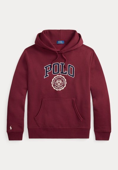 Μακρύ μπουφάν με κουκούλα Polo Ralph Lauren σε βυσσινί με μπροστινή τσέπη, κορδόνια, μεγάλο κείμενο "POLO" και λογότυπο με ασπίδα στο στήθος, μικρό λογότυπο στο μανίκι.