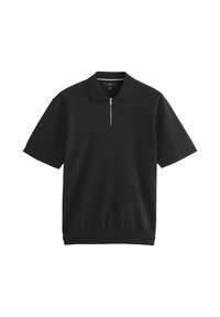 Musta poolopaita, joka on valmistettu neuloksesta. Siinä on lyhyt vetoketjukaulus, lyhyet hihat ja resorireuna, joka antaa istuvan vaikutelman.