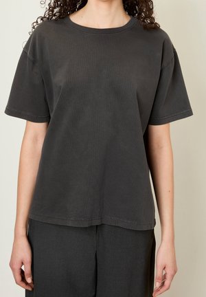 Donkergrijze katoenen t-shirt met korte mouwen, ronde halslijn en een relaxte fit. Heeft een subtiele textuur en een eenvoudige zoom.