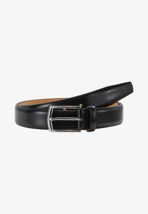 Cinturón de cuero negro con una textura suave, que presenta una hebilla rectangular de plata y un forro interior en tono marrón. El extremo está afinado para un aspecto elegante.