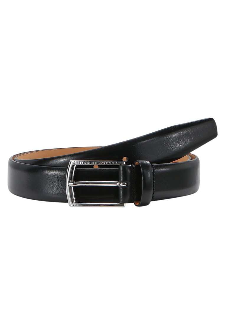 Belt en cuir noir avec une texture lisse, doté d'une boucle rectangulaire en argent et d'une doublure intérieure beige. L'extrémité est effilée pour un aspect élégant.