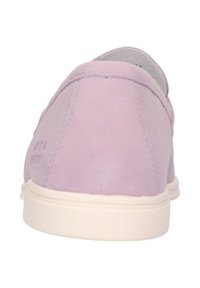 Bottines en suède lilas sans lacets avec une texture lisse et une semelle rembourrée, présentant un talon rond et un design minimaliste.