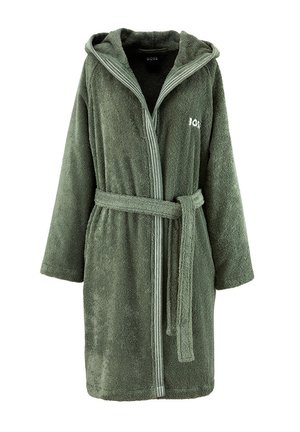 Accappatoio verde con cappuccio, cintura frontale e bordino a righe lungo i bordi, realizzato in morbido tessuto spugna.