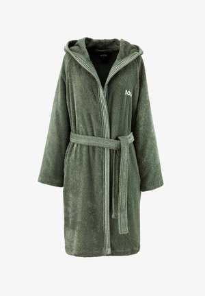 Peignoir de bain vert à capuche avec ceinture nouée à l'avant et bordures rayées le long des bords, fabriqué en tissu éponge doux.