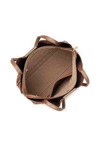 Bruine leren totebag met ritssluiting, voorzien van een ruim interieur en een gladde textuur. Binnenvak voor organisatie, minimale hardware.