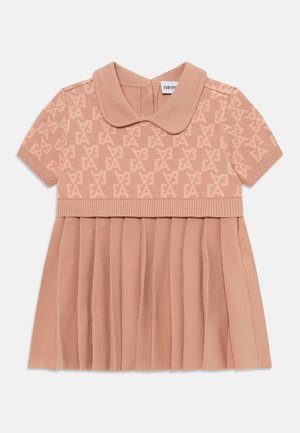 Robe en tricot rose avec un col, des manches courtes et une jupe plissée ornée d'un motif de logo sur le buste.