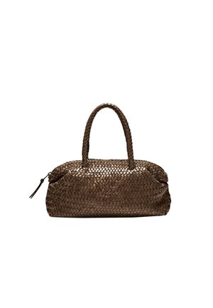 Sac en cuir tressé marron de forme arrondie, avec des poignées doubles en tresses et un détail de fermeture éclair. Texture lisse avec un éclat subtil.