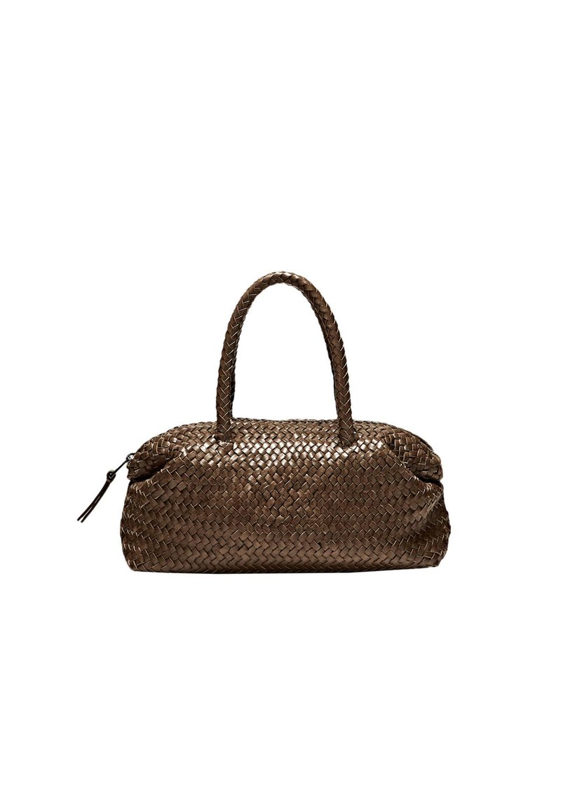 Borsa intrecciata in pelle marrone con una forma arrotondata, doppi manici intrecciati e dettaglio con chiusura zippata. Texture liscia con una leggera lucentezza.