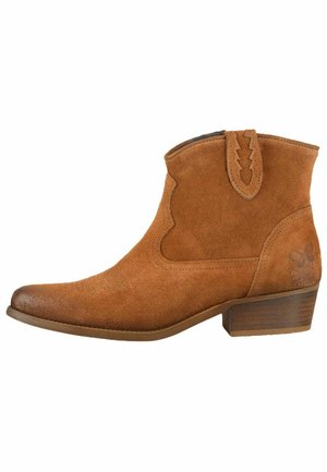 Bottines en cuir suédé beige avec un bout pointu, des coutures décoratives et un petit talon empilé. Présente une languette avec un bord en zigzag.