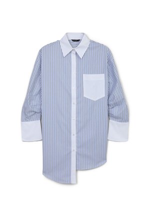 Chemise rayée bleu clair et blanche, à manches longues, avec un col classique, une patte de boutonnage sur le devant et une poche poitrine. Tissu texturé.