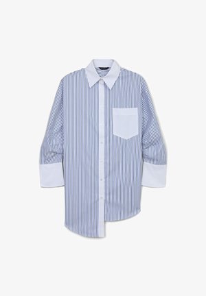 Camicia a righe in azzurro chiaro e bianco, caratterizzata da maniche lunghe, colletto classico, patta con bottoni frontale e taschino sul petto. Tessuto testurizzato.