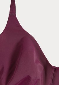 Bra bordeaux realizzato in tessuto morbido e elastico. Presenta spalline sottili e un design senza cuciture, che mette in risalto la morbidezza e il colore intenso.