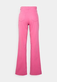 Calças flare cor-de-rosa feitas de algodão, apresentando uma cintura alta, dois bolsos traseiros e bordas bainhadas. Textura suave com uma cor uniforme.
