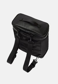 Borsa isolata nera dal design elegante, con un manico superiore, spallacci regolabili e una chiusura con zip, realizzata in tessuto resistente.
