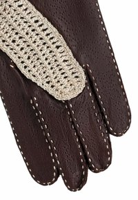 Gants en cuir marron avec un poignet en crochet beige clair, comportant des coutures décoratives et une paume texturée. Chaque doigt a une forme distincte.