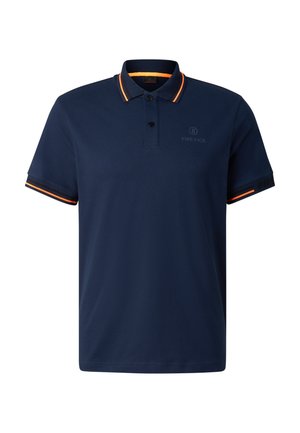 Marineblaues Poloshirt mit kurzen Ärmeln, zwei schwarzen Knöpfen und orangefarbenem Besatz am Kragen und an den Ärmelsäumen.