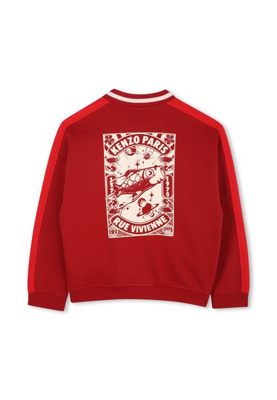 Sweat-shirt rouge avec imprimé graphique blanc représentant "KENZO PARIS" et un motif de poisson. Col et poignets côtelés, rayures contrastantes sur les épaules.