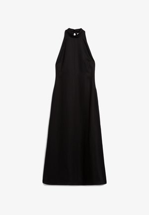 Vestido negro sin mangas con cuello alto, hecho de una tela suave. Cuenta con un corte en forma de llave en la parte posterior y una silueta fluida en línea A.