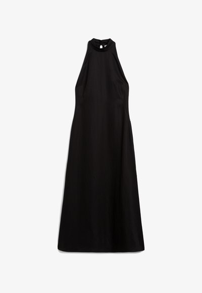 Czarna sukienka bez rękawów o wysokim dekolcie, wykonana z gładkiego materiału. Posiada wycięcie w kształcie łezki na plecach oraz swobodny, w kształcie litery A krój.