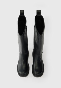 Černé kožené vysoké boty po kolena s hladkým povrchem, zipovým uzavřením a smyčkou na tahání na vrchu, s kulatou špičkou a silnou gumovou podrážkou.