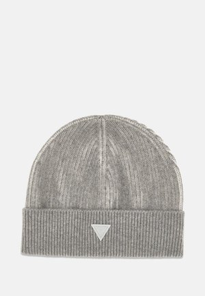 Bonnet en tricot gris avec un revers plié comportant un petit patch triangulaire cousu au centre avant.
