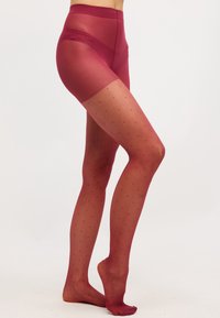 Colanți roșii transparenți cu un model de buline, prezentând o bandă solidă la talie și vârfuri ușor mai închise la culoare. Textură fină și design fără cusături.
