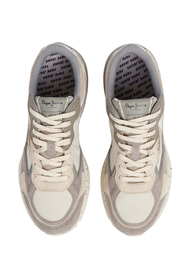 Beige sneakers met een mix van textuurstof en gladde suede. Voorzien van crèmekleurige veters en een ronde neus, met een subtiele logo op de tong.