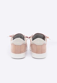 Rosefarvede sneakers i ruskind, med hvid læderdetaljer, runde snørebånd og dekorative perledetaljer på hælen, udstyret med en gummisål.