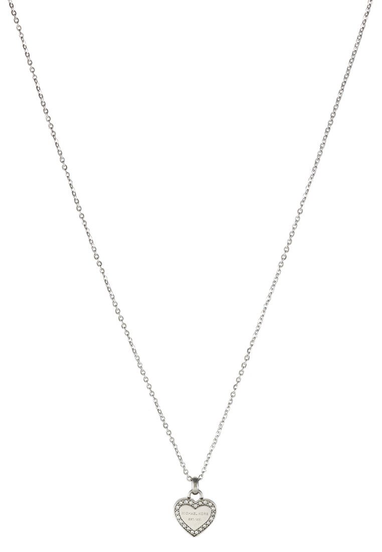 Silberne Halskette mit einem herzförmigen Anhänger, der von kleinen Kristallen umrandet ist und mit einem eingravierten Text in der Mitte versehen ist.