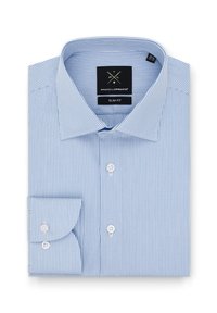 Jasnoniebieska, w paski koszula w slim fit, z klasycznym kołnierzykiem i button-down, z białymi guzikami i dopasowanymi mankietami.