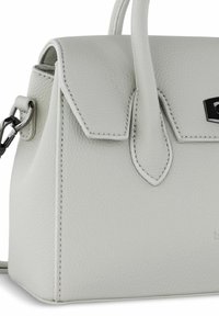 Gestructureerde witte leren handtas met een textuurafwerking, voorzien van een bovenste handvat, klepsluiting en accenten van zilver hardware.