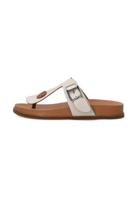 Beige sandál s páskem mezi prsty a širok�ým popruhem. Nastavitelná stříbrná spona a hnědý akcent. Ploché podrážky s jemnou texturou, lehký design.