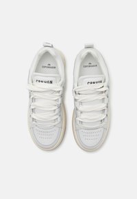 Weiße Ledersneaker mit runder Zehenpartie, tonal gesteppten Nähten, flachen Schnürsenkeln und einer beigen Gummisohle. Auf der Zunge steht "Kopenhagen".