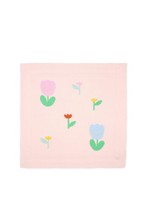 Różowy koc z kolorowymi, uśmiechniętymi tulipanami w kolorach różowym, niebieskim, czerwonym i żółtym, każdy z zielonymi liśćmi, umieszczony na jednolitym tle.