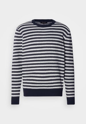 Maglione a righe blu navy e bianche con maniche lunghe e polsini, collo e orlo a coste su sfondo bianco.