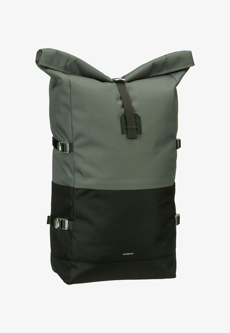 Zaino roll-top grigio e nero con cinghie laterali regolabili, realizzato in tessuto resistente, con una texture liscia e un branding minimale.