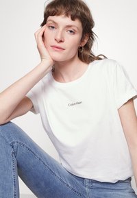 Calvin Klein MICRO biały