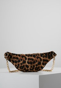 Borsa in pelliccia sintetica stampa leopardata con tracolla a catena dorata, forma allungata e estremità arrotondate. Presenta dettagli in metallo decorativi sul lato.