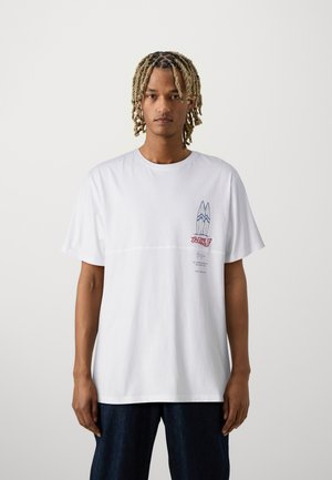 Biała koszulka bawełniana z krótkim rękawem. Posiada niebieski i czerwony tekst oraz grafikę na lewej piersi. Luźny krój, gładka tekstura.