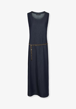 Robe maxi bleu foncé sans manches avec encolure ronde, coupe ajustée, et ceinture chaîne dorée portée lâchement à la taille.