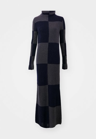 Langermet turtleneck kjole i rutete mønster, med mørkegrå og marineblå farger, laget av myk strikket materiale, med en tettsittende silhuett.
