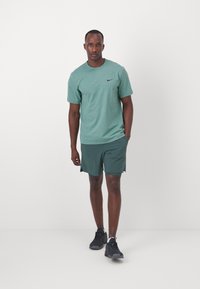Nike Performance UNLIMITED - Pantalón corto de deporte - vintage green/fir/black