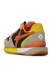 Sneaker multicolore con tomaía in suede e mesh nei colori beige, nero, arancione e giallo, dotata di suola in gomma testurizzata e design geometrico.