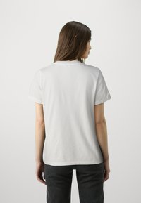 Tommy Hilfiger SCRIPT REGULAR - T-shirt imprimé - ecru