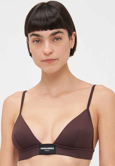 Soutien-gorge marron avec un design triangulaire, fabriqué en tissu doux. Dispose de fines bretelles réglables et d'une bande de logo noire à la base.