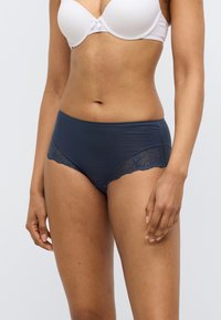 Σκούρα μπλε εσώρουχα από ομαλό ύφασμα, με δαντέλα στα πλαϊνά. Ψηλόμεσο σχήμα με άνετη εφαρμογή.