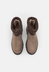 Brązowe zamszowe botki za kostkę z dzianinowym, ciemnobrązowym mankietem, gumową podeszwą i gładką teksturą, charakteryzujące się minimalistycznym designem.