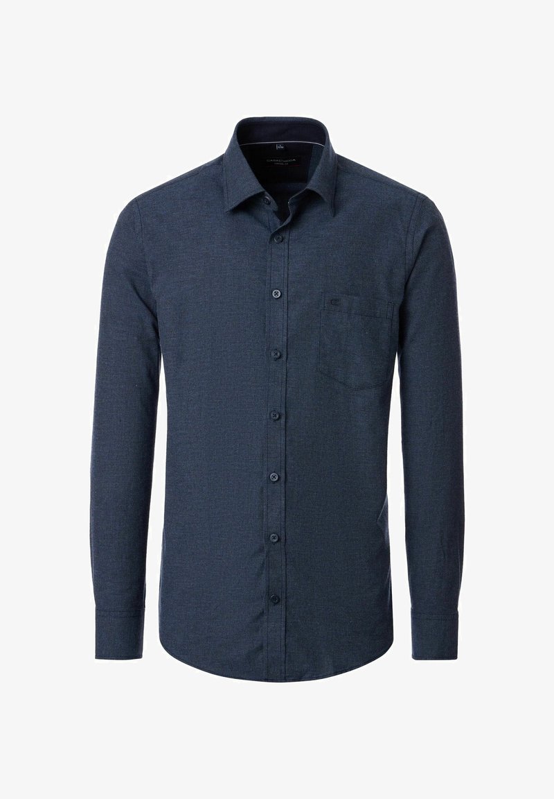 Chemise pour homme bleu foncé à manches longues, avec boutons, col et poche poitrine, présentée sur un fond blanc.