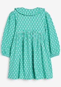 Zelené květinové šaty s límečkem, dlouhými rukávy a nabíraným pasem, s opakujícím se vzorem listů a květin po celé ploše.